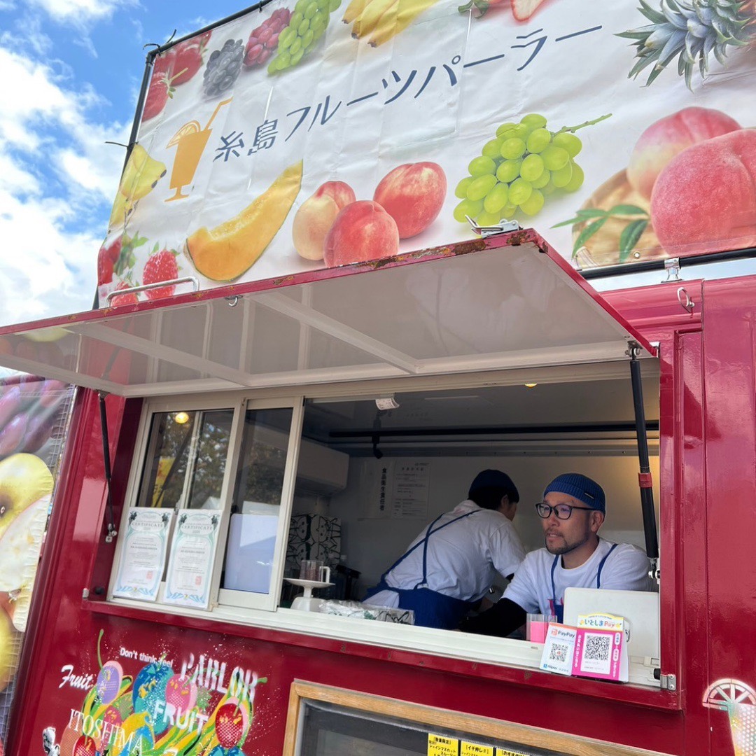 キッチンカーとスタッフ